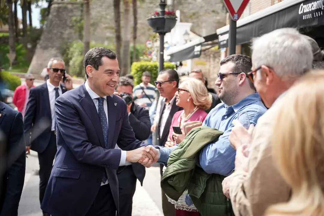 El presidente de la Junta de Andaluc&iacute;a, Juanma Moreno, durante la visita institucional al municipio de Cabra. A 02 de abril de en Cabra (C&oacute;rdoba)