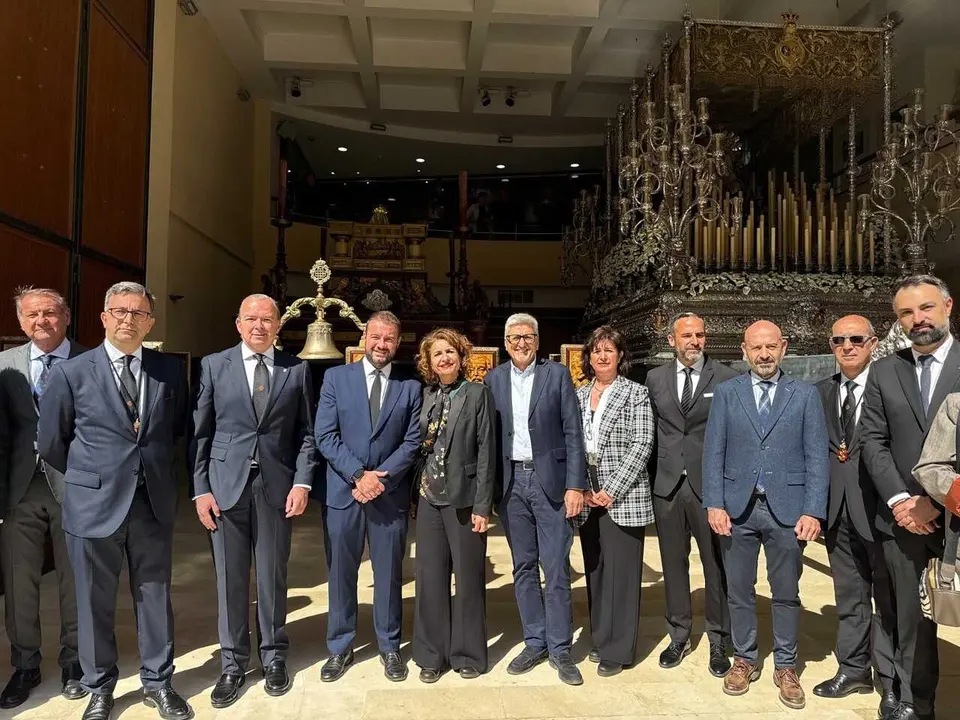 La secretaria general del PSOE-A y candidata a la Presidencia de la Junta de Andaluc&iacute;a, Mar&iacute;a Jes&uacute;s Montero, en su visita a las cofrad&iacute;as que procesionan este Viernes Santo en M&aacute;laga.