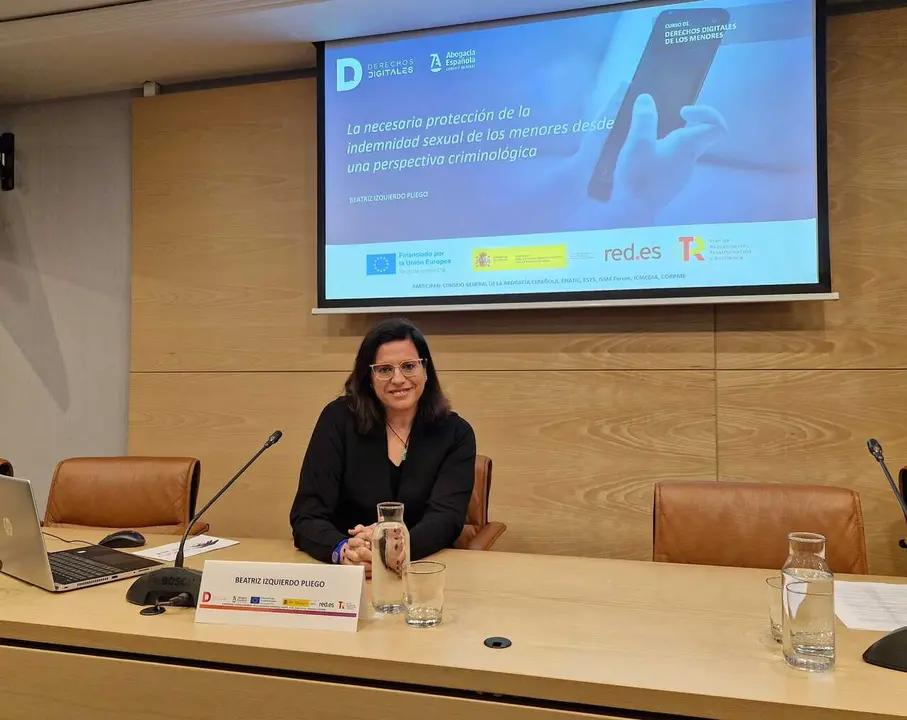 La divulgadora y experta en criminolog&iacute;a Beatriz Izquierdo participa en la jornada formativa 'Derechos Digitales de los menores', de la Abogac&iacute;a Espa&ntilde;ola, enfocada en profundizar en la protecci&oacute;n de la infancia y adolescencia en el entorno digital.