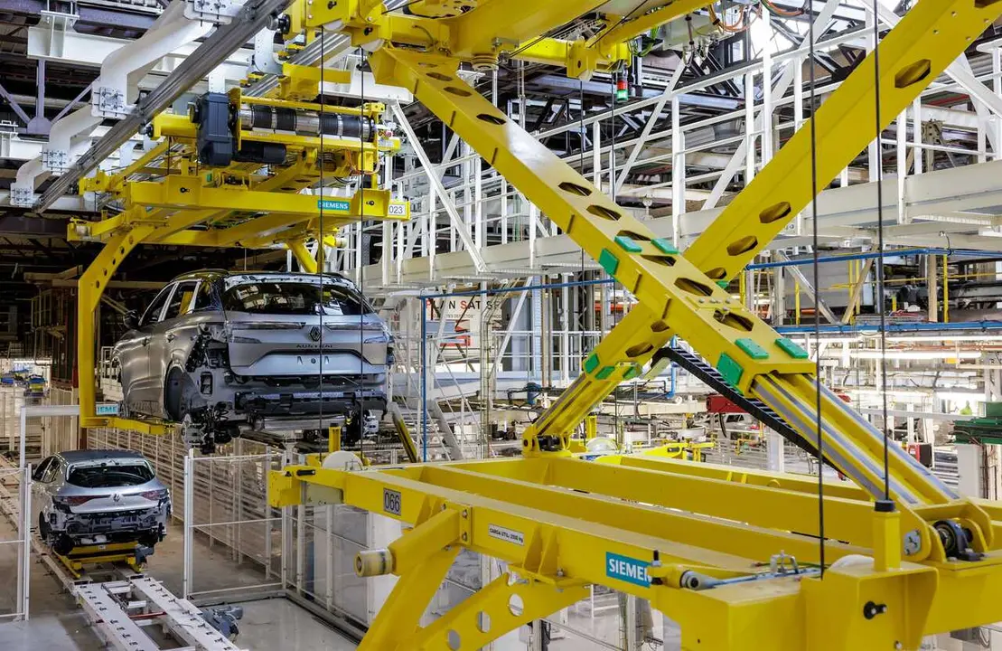 Archivo - Proceso se producci&oacute;n del nuevo Renault Asutral en la factoria de Villamuriel (Palencia).