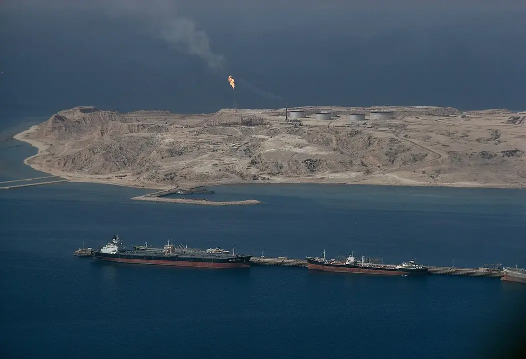 Petroleros esperan para cargar crudo cerca de la isla de Kharg, en el Golfo P&eacute;rsico (Ir&aacute;n), una zona clave por la que transita gran parte del petr&oacute;leo mundial a trav&eacute;s del estrecho de Ormuz. Fotograf&iacute;a: Dean Conger.