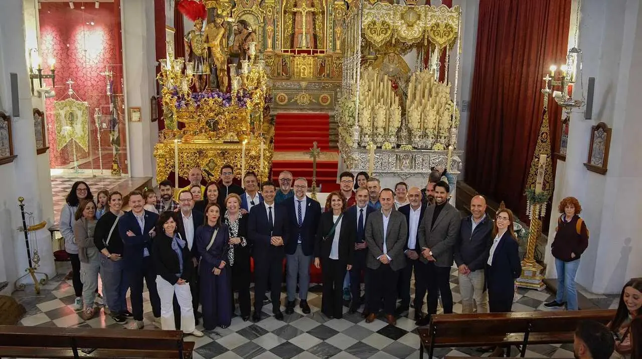 La secretaria general del PSOE-A y candidata a la Presidencia de la Junta de Andaluc&iacute;a, Mar&iacute;a Jes&uacute;s Montero, visita a las cofrad&iacute;as que procesionan en Granada en este S&aacute;bado Santo.