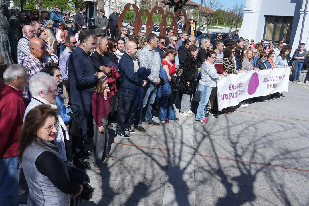 Concentraci&oacute;n convocada por el Ayuntamiento de Basauri (Bizkaia) en repulsa del homicidio de una vecina