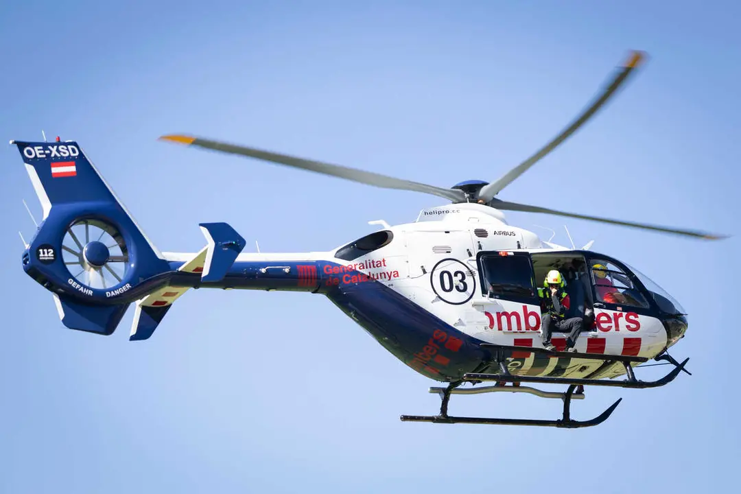 Archivo - Un helic&oacute;ptero de los Bombers de la Generalitat