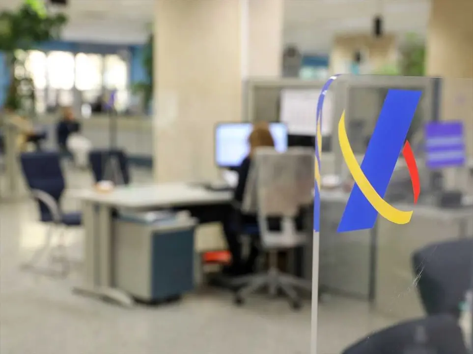 Archivo - (Foto de ARCHIVO) (Foto de ARCHIVO)Una empleada trabaja en una oficina de la Agencia Tributaria  MARTA FERN&Aacute;NDEZ / EUROPA PRESS 05/4/2022