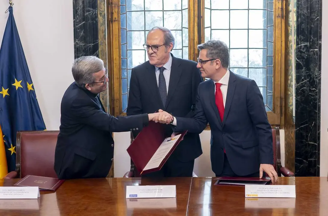El presidente de la Conferencia Episcopal Espa&ntilde;ola (CEE), Luis Arg&uuml;ello; el Defensor del Pueblo, &Aacute;ngel Gabilondo, y el ministro de la Presidencia, F&eacute;lix Bola&ntilde;os, durante la firma del acuerdo para reparar a v&iacute;ctimas de abusos.
