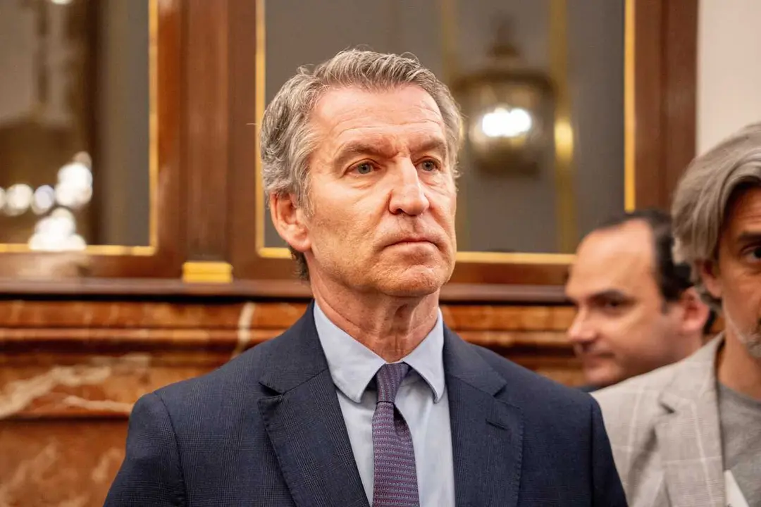 El presidente del Partido Popular, Alberto N&uacute;&ntilde;ez Feij&oacute;o, a su salida de una sesi&oacute;n plenaria, en el Congreso de los Diputados, a 26 de marzo de 2026, en Madrid (Espa&ntilde;a). El Congreso celebra hoy un pleno extra para acoger el debate de convalidaci&oacute;n del decr