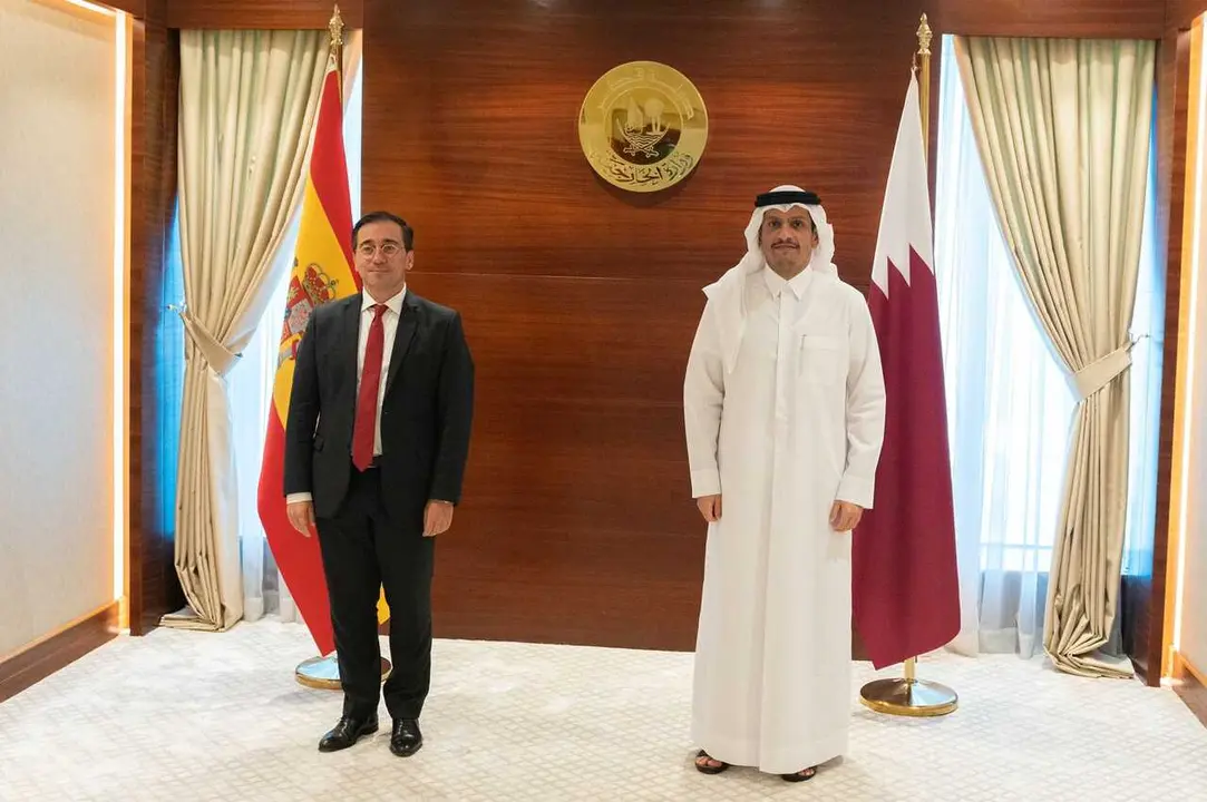 Archivo - El ministro de Asuntos Exteriores, Jos&eacute; Manuel Albares, con su hom&oacute;logo de Qatar, Mohamed bin Abdulraham al Thani, durante una visita a Doha (archivo)