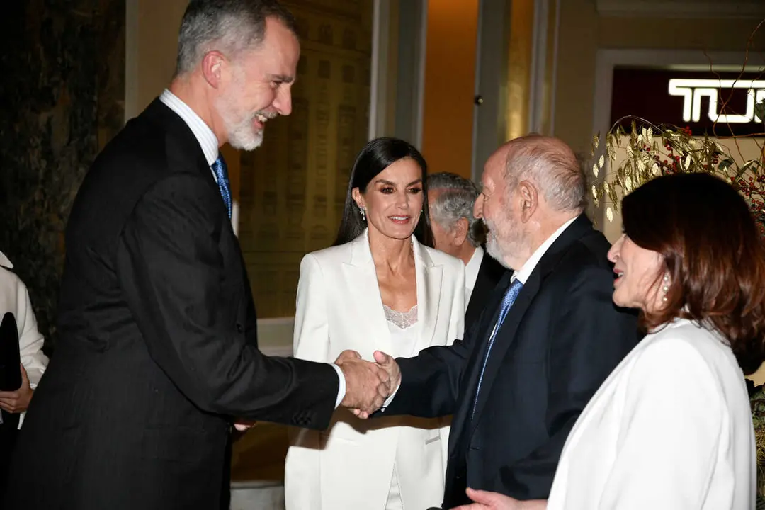 Archivo - (I-D) El Rey Felipe, la Reina Letizia, el periodista Diego Carcedo y la periodista Cristina Garc&iacute;a Ramos en una foto de archivo.