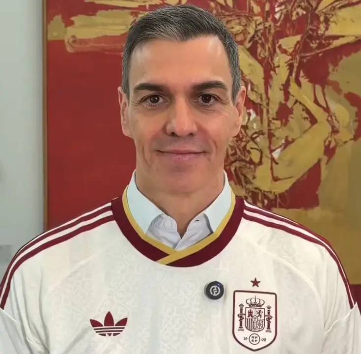 S&aacute;nchez con la equipaci&oacute;n de la Selecci&oacute;n Espa&ntilde;ola