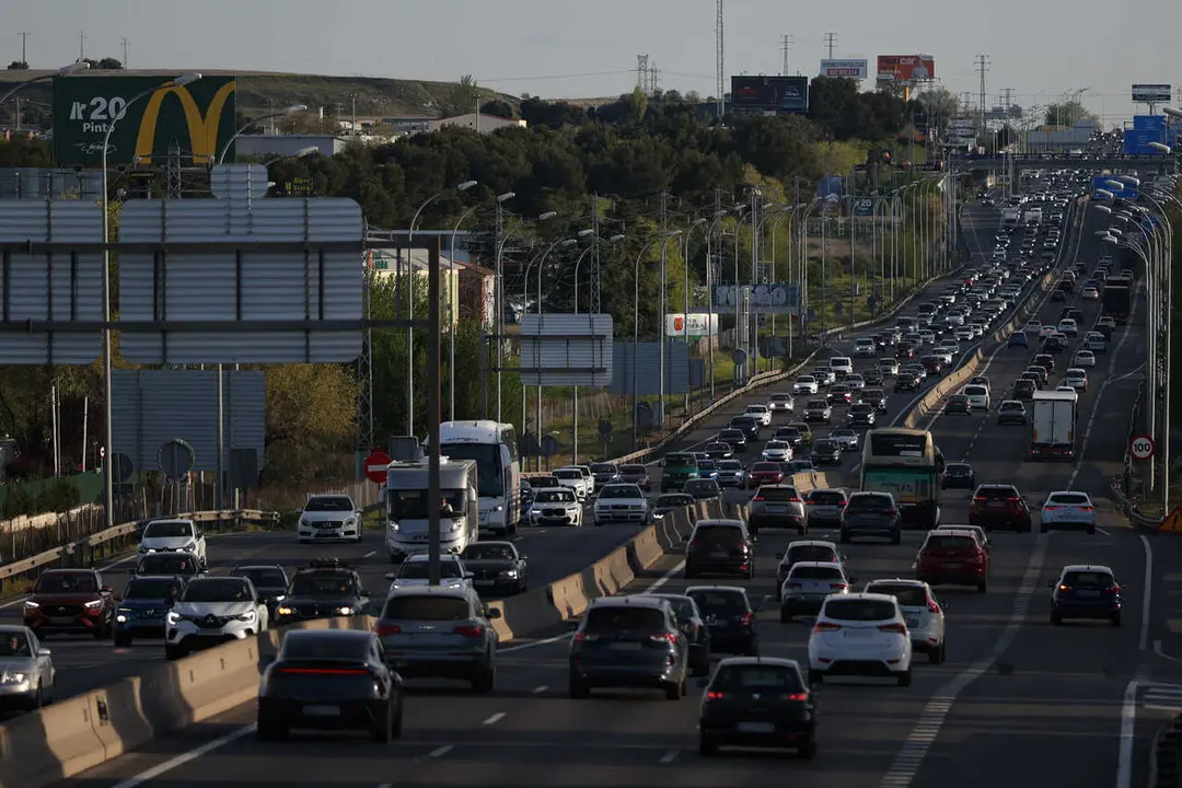 Decenas de veh&iacute;culos durante la operaci&oacute;n retorno por la carretera A4 con motivo de la Semana Santa 2026, a 5 de abril de 2026, en Madrid (Espa&ntilde;a). 