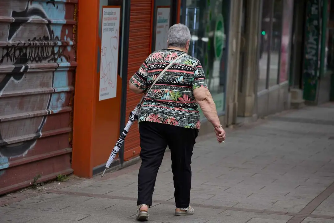 Archivo - Una mujer camina con un paraguas en la mano, a 8 de junio de 2024, en Madrid (Espa&ntilde;a). 