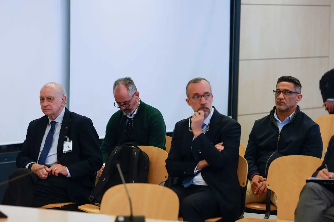 El exministro del Interior Jorge Fern&aacute;ndez D&iacute;az (i) y su n&uacute;mero dos, Francisco Mart&iacute;nez (2d), durante el primer d&iacute;a del juicio de la Operaci&oacute;n Kitchen, en la Audiencia Nacional, a 6 de abril de 2026, en San Fernando de Henares, Madrid.