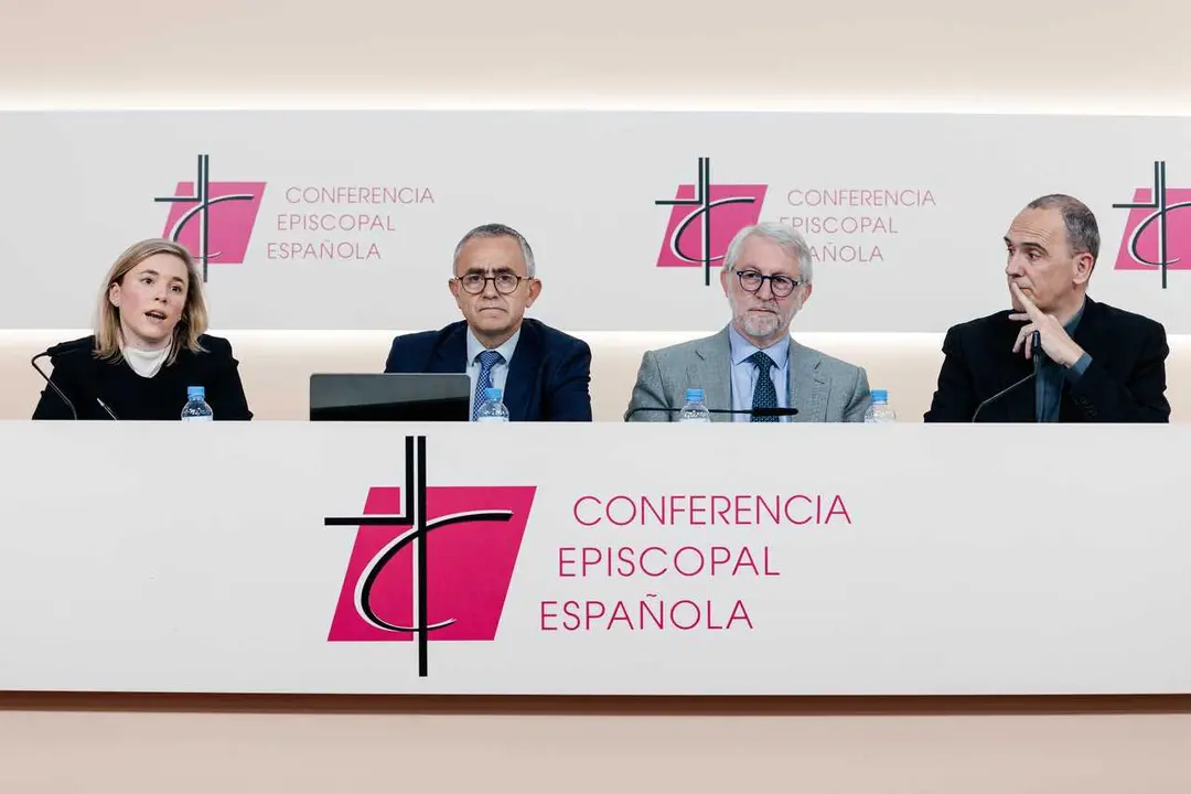 La delegada de Medios del arzobispado de Madrid, Sara de la Torre; los coordinadores de la visita de Le&oacute;n XIV a Espa&ntilde;a, Fernando Gim&eacute;nez Barriocanal y Yago de la Cierva; y el director de la Oficina de Prensa de la CEE, Josetxo Vera.