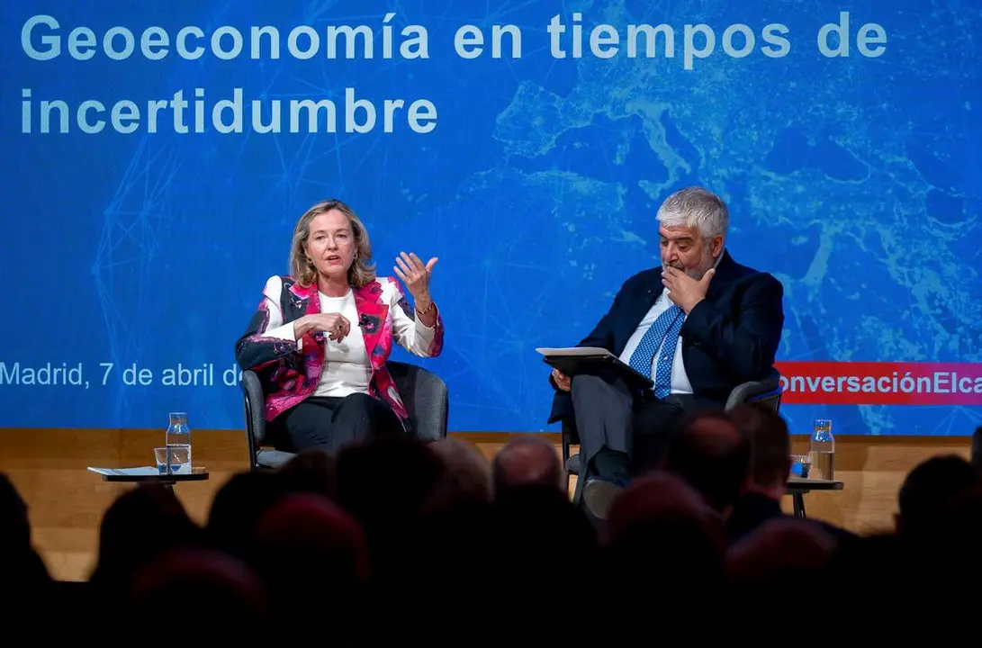 La presidenta del Banco Europeo de Inversiones (BEI), Nadia Calvi&ntilde;o, y el presidente del Real Instituto Elcano, Jos&eacute; Juan Ruiz, durante el encuentro &lsquo;Geoeconom&iacute;a en tiempos de incertidumbre&rsquo;, a 7 de abril de 2026, en Madrid (Espa&ntilde;a).
