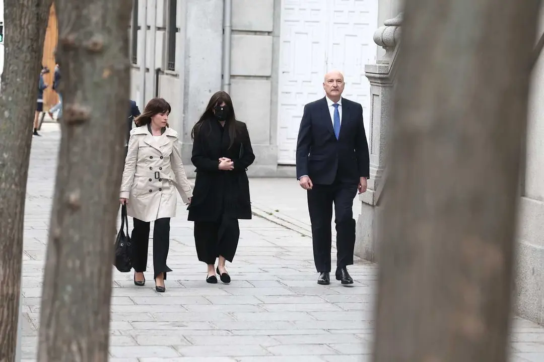 La expareja de Jos&eacute; Luis &Aacute;balos, J&eacute;ssica Rodr&iacute;guez (c), a su llegada al Tribunal Supremo a declarar como testigo en el juicio de las mascarillas, a 7 de abril de 2026, en Madrid (Espa&ntilde;a).