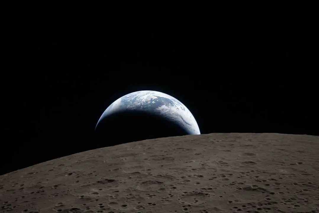 La NASA publica la primera foto de la Tierra desde la cara oculta de la Luna.