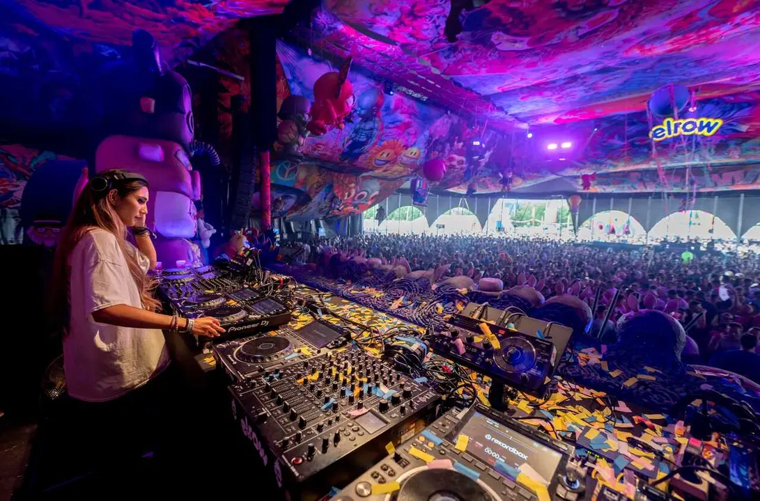 Archivo - Una DJ durante un festival.