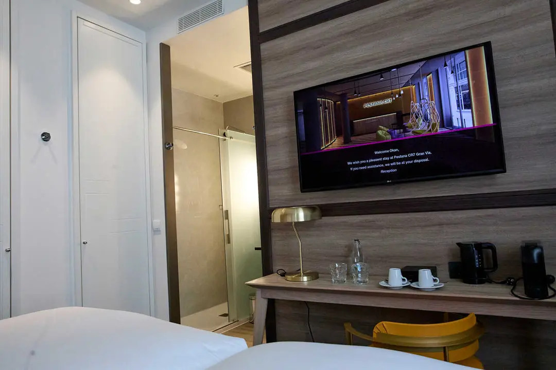 Archivo - Una smart TV en una de las habitaciones del hotel Pestana CR7, en el d&iacute;a de su apertura, en Gran V&iacute;a, 29, a 7 de junio de 2021, en Madrid (Espa&ntilde;a). El hotel es el primer establecimiento de la asociaci&oacute;n entre el jugador de f&uacute;tbol Cristiano Ronal