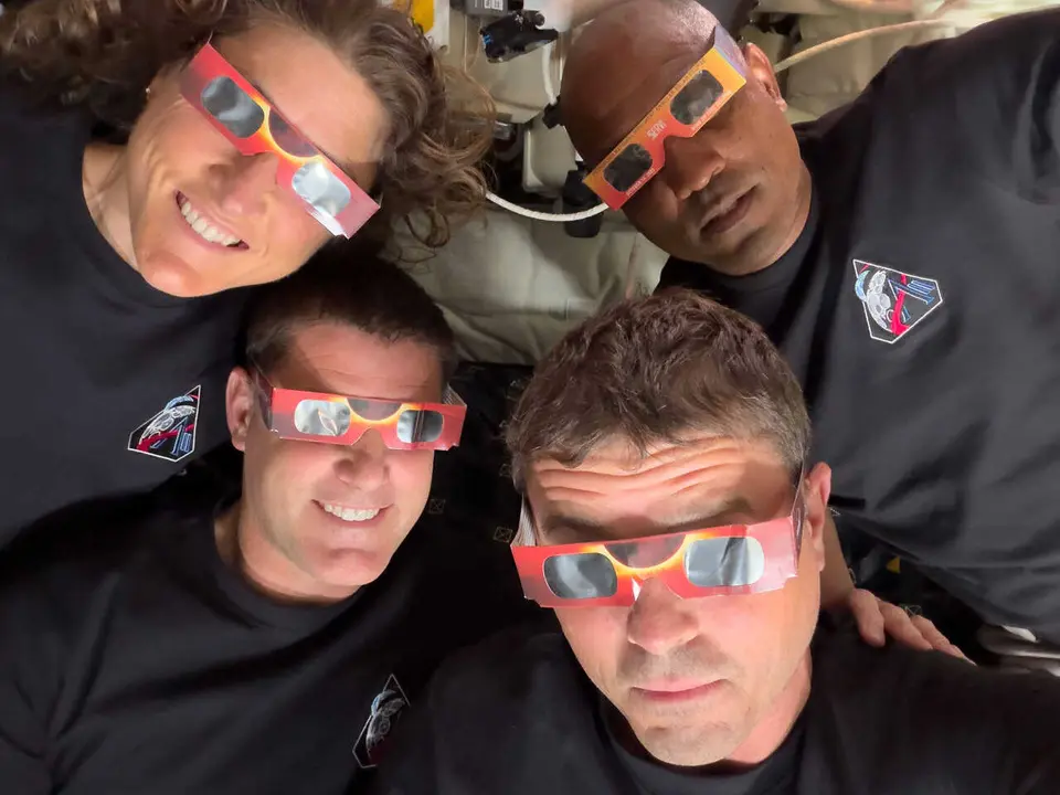 Los astronautas de la nave espacial Orion Reid Wiseman (2d), Victor Glover (1d), Christina Koch (1i) y Jeremy Hansen (2i) durante la misi&oacute;n Artemis II, a 6 de abril de 2026.
