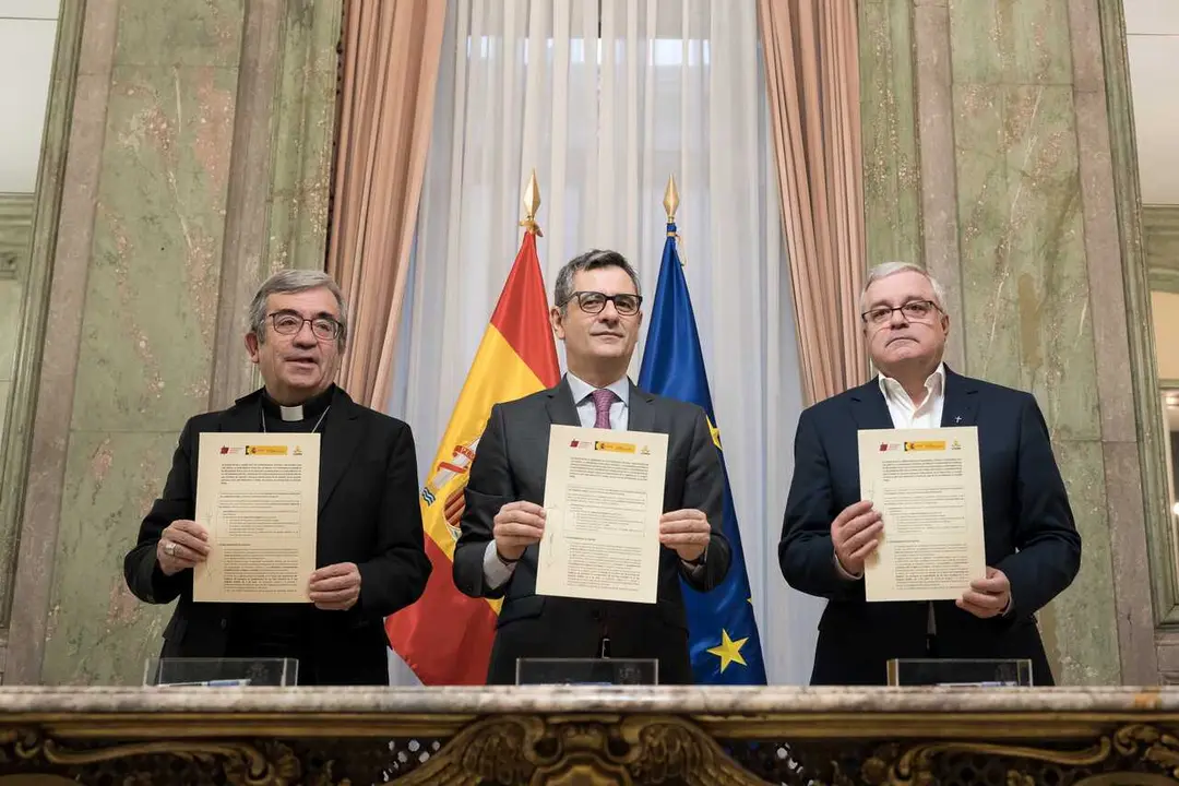 Archivo - El ministro de la Presidencia, Justicia y Relaciones con las Cortes, F&eacute;lix Bola&ntilde;os (c), el presidente de la Confederaci&oacute;n Episcopal Espa&ntilde;ola, Luis Arg&uuml;ello (i), y el Presidente de la Conferencia Espa&ntilde;ola de Religiosos, Jes&uacute;s D&iacute;az Sariego (d), fi
