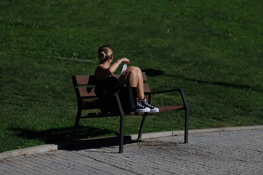 Archivo - Una joven en un banco.