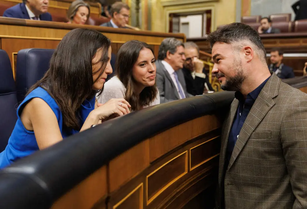 Archivo - Las dirigentes de Podemos Ione Belarra (1i) Irene Montero (2i) y el portavoz de ERC, Gabriel Rufi&aacute;n (1d), conversan en el Congreso de los Diputados, a 27 de septiembre de 2023, en Madrid (Espa&ntilde;a).