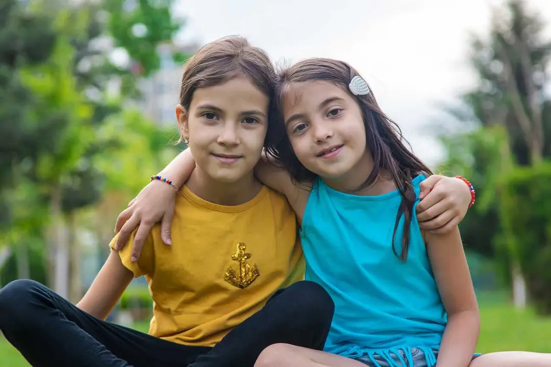 Dos hermanas en acogimiento.