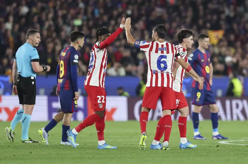 Lookman, Koke y Juli&aacute;n &Aacute;lvarez celebrando el primer gol