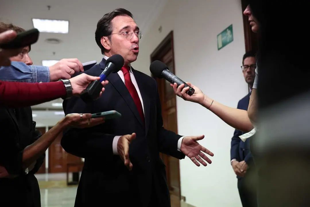 El ministro de Asuntos Exteriores, Uni&oacute;n Europea y Cooperaci&oacute;n, Jos&eacute; Manuel Albares, atiende a los medios a su llegada a la Comisi&oacute;n de Asuntos Exteriores, en el Congreso, a 9 de abril de 2026, en Madrid (Espa&ntilde;a).  