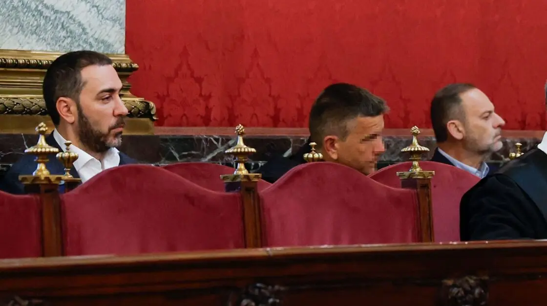 El empresario V&iacute;ctor de Aldama (i) y el exministro Jos&eacute; Luis &Aacute;balos (d), en el banquillo de los acusados, durante el juicio por el caso mascarillas