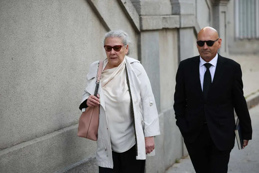 La empresaria Carmen Pano a su llegada al Tribunal Supremo, junto a su abogado, para declarar como testigo en el juicio de las mascarillas, a 9 de abril de 2026, en Madrid (Espa&ntilde;a).