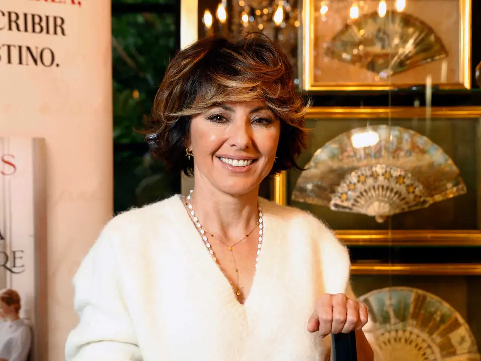 Sonsoles &Oacute;nega posa durante el almuerzo en el que se ha presentado su libro 'Llevar&aacute; tu nombre', a 25 de febrero de 2025, en Madrid (Espa&ntilde;a).

Jose Velasco / Europa Press
PERIODISTA;LIBRO;LLEVAR&Aacute; TU NOMBRE;ACTRIZ
25/2/2026