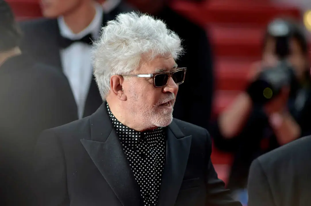 Archivo - El director de cine Pedro Almod&oacute;var posa en la alfombra roja en la proyecci&oacute;n de la pel&iacute;cula &lsquo;Extra&ntilde;a forma de vida&rsquo; en el Festival de Cine de Cannes, a 17 de mayo de 2023, en Cannes, regi&oacute;n de Provenza-Alpes-Costa Azul (Francia). El mediometraj