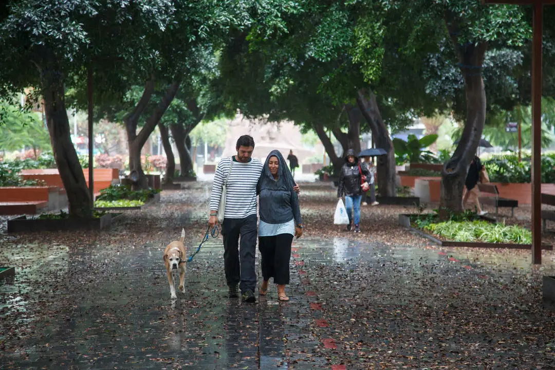 Archivo - Una pareja camina bajo la lluvia, a 25 de septiembre de 2022, en Las Palmas de Gran Canaria, Canarias (Espa&ntilde;a). 