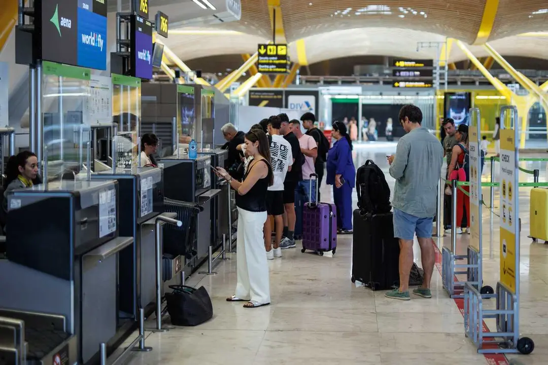 Archivo - Varias personas  en la terminal T4 del Aeropuerto Adolfo Su&aacute;rez Madrid-Barajas.