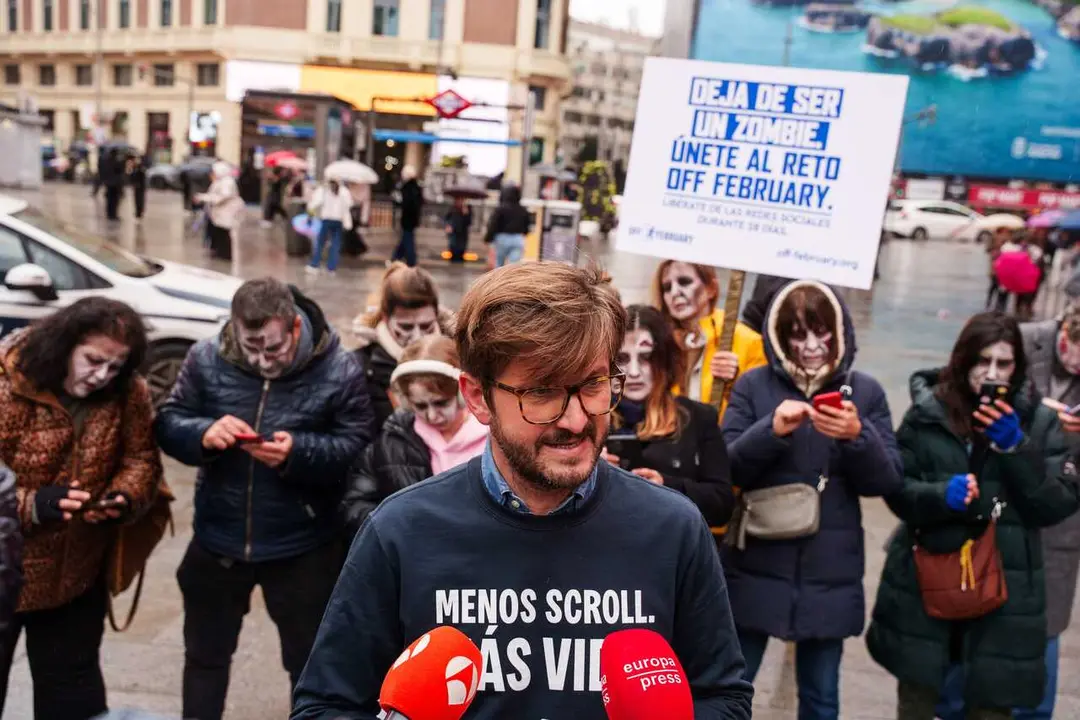 Archivo - El soci&oacute;logo y fundador del Movimiento OFF, Diego Hidalgo, ofrece declaraciones a los medios durante una manifestaci&oacute;n contra la dependencia digital, en la plaza de Callao, a 17 de enero de 2026, en Madrid (Espa&ntilde;a). Movimiento OFF ha convocado e