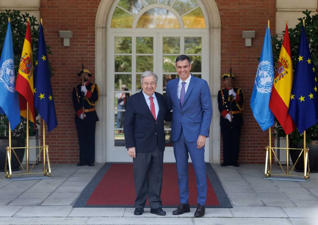 Archivo - El presidente del Gobierno, Pedro S&aacute;nchez (d), recibe al secretario general de Naciones Unidas, Ant&oacute;nio Guterres (i), en el Palacio de la Moncloa, en una imagen de archivo.