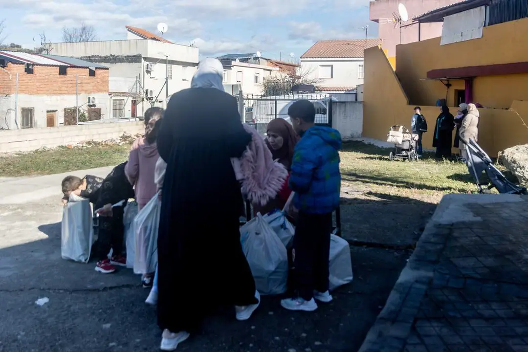 Archivo - Varias personas durante la entrega de regalos a los ni&ntilde;os del sector V de la Ca&ntilde;ada Real, a 11 de enero de 2025, en Madrid (Espa&ntilde;a). La Fundaci&oacute;n Madrina ha organizado esta iniciativa con el fin de que los ni&ntilde;os de la Ca&ntilde;ada Real tengan regalos 