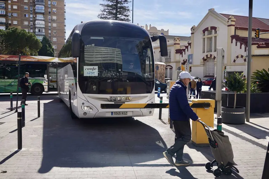 Archivo - Pasajeros de la l&iacute;nea de alta velocidad Madrid-M&aacute;laga llegando a la capital malague&ntilde;a en autob&uacute;s desde Antequera