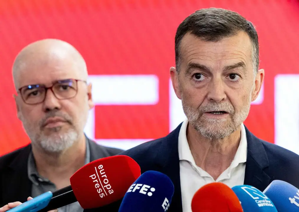 El secretario general de CCOO, Unai Sordo (I), y el coordinador federal de IU, Antonio Ma&iacute;llo (D), durante una reuni&oacute;n, en la sede de CCOO, a 10 de abril de 2026, en Madrid (Espa&ntilde;a).