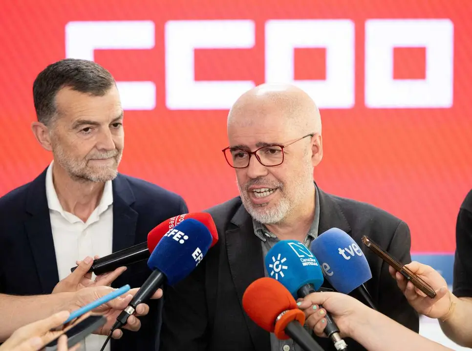 El secretario general de CCOO, Unai Sordo (d), y el coordinador federal de IU, Antonio Ma&iacute;llo (i), durante una reuni&oacute;n, en la sede de CCOO, a 10 de abril de 2026, en Madrid (Espa&ntilde;a).