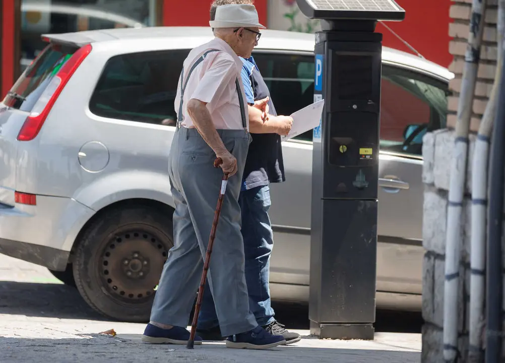 Archivo - Un hombre mayor pasea apoy&aacute;ndose en un bast&oacute;n.