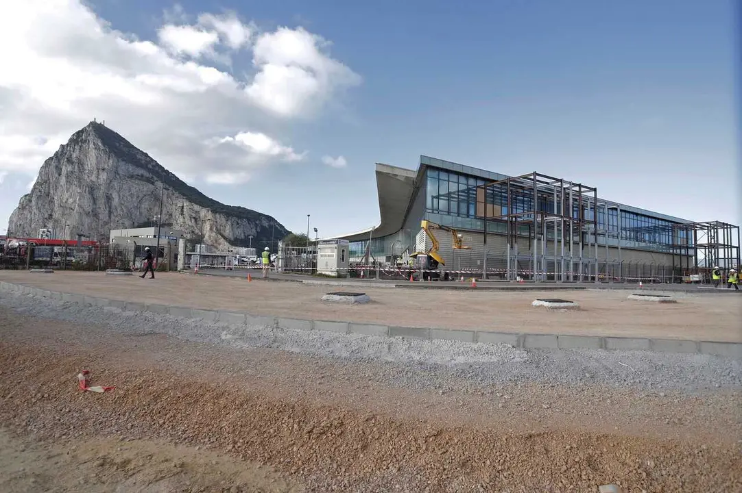 Obras en la zona fronteriza de Gibraltar con Espa&ntilde;a para el derribo de la verja. A 1 de abril de 2026 en La L&iacute;nea de la Concepci&oacute;n, C&aacute;diz (Andaluc&iacute;a, Espa&ntilde;a).