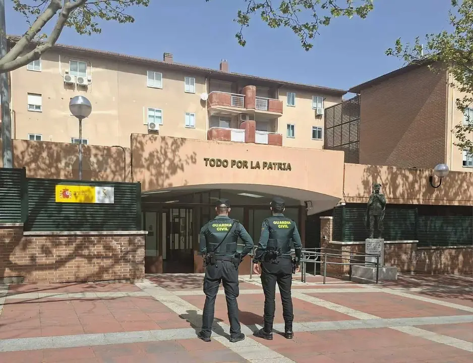 Dos agentes frente al Puesto de la Guardia Civil de Tres Cantos.