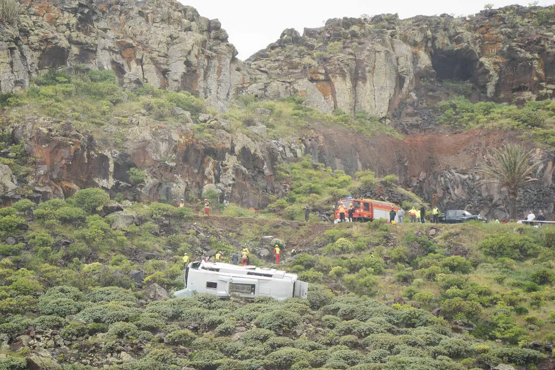 Accidente de autob&uacute;s, a 10 de abril de 2026, en San Sebasti&aacute;n de La Gomera, Canarias (Espa&ntilde;a). Al menos una persona ha muerto y 14 han resultado heridas, tres de ellas graves, este viernes tras precipitarse un autob&uacute;s tur&iacute;stico por un barranco en La Gomer