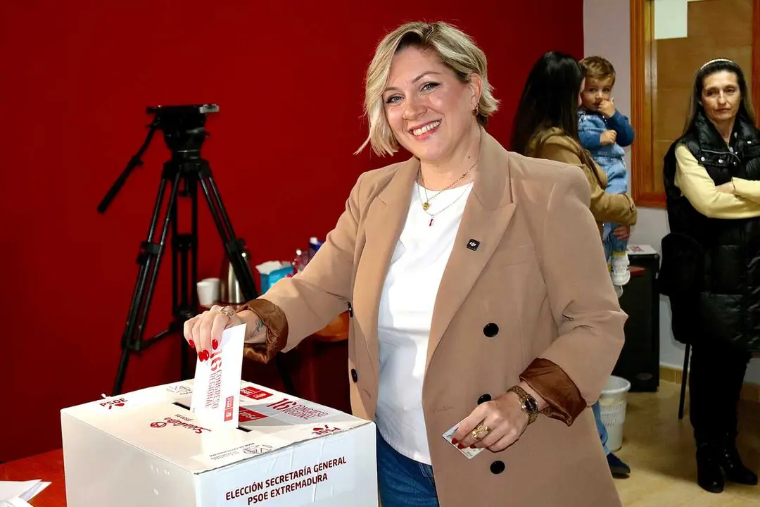 La candidata a secretaria general del PSOE de Extremadura, Soraya Vega, vota en las primarias en las que se disputa el liderazgo con &Aacute;lvaro S&aacute;nchez Cotrina, a 11 de abril de 2026 en Herrera del Duque (Badajoz).