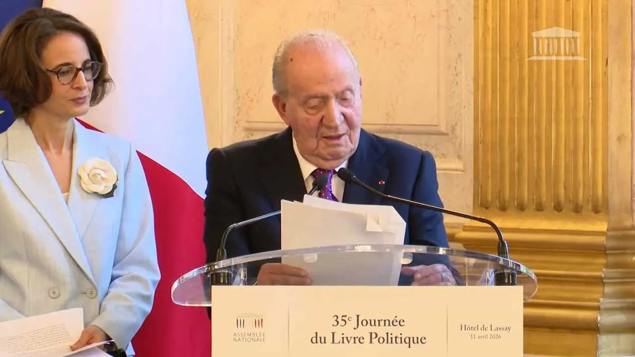 El Rey Juan Carlos recoge el premio especial al libro pol&iacute;tico en la Asamblea Nacional francesa.