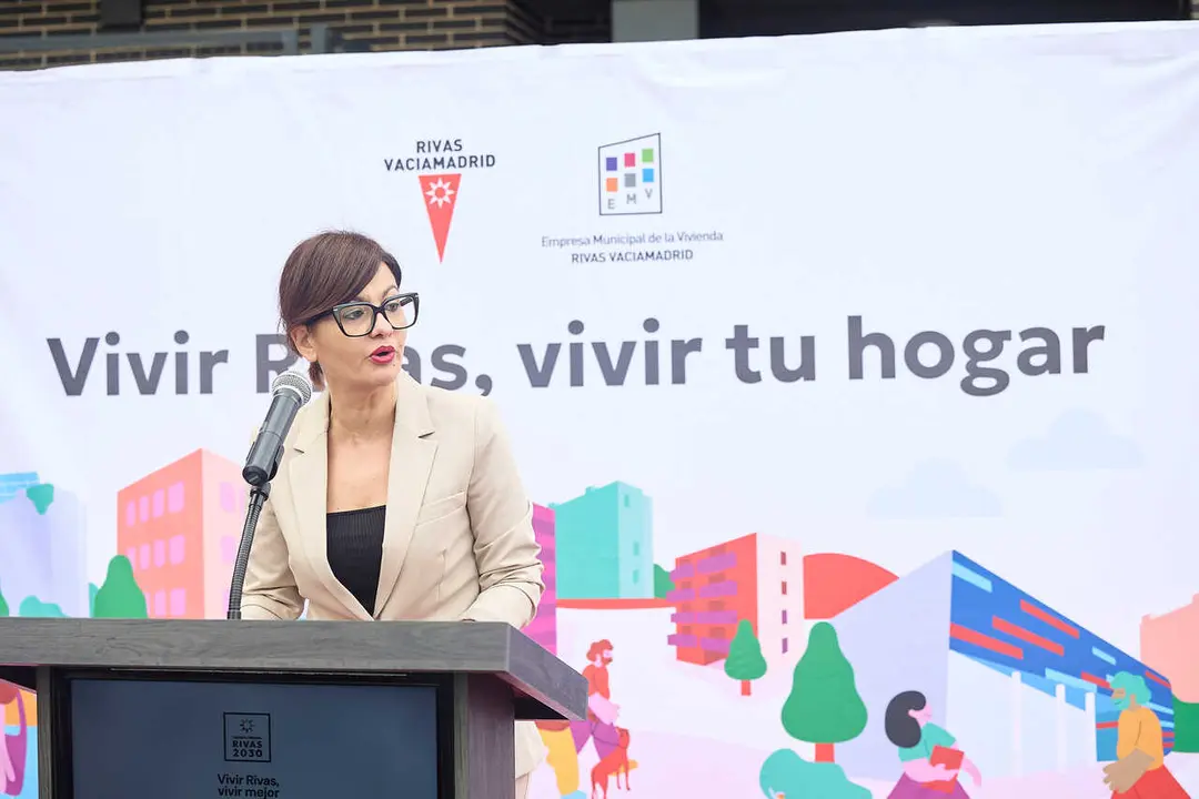 La ministra de Juventud e Infancia, Sira Rego, durante el acto de entrega de las llaves de 83  viviendas en r&eacute;gimen de alquiler para j&oacute;venes, a 11 de abril de 2026, en Rivas Vaciamadrid, Madrid (Espa&ntilde;a).