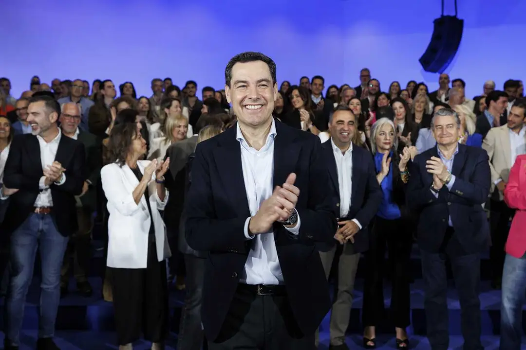 Imagen del presidente de la Junta de Andaluc&iacute;a y candidato del Partido Popular, Juan Manuel Moreno durante la presentaci&oacute;n de los componentes de las listas del PP para las pr&oacute;ximas elecciones auton&oacute;micas del 17 de mayo. En Granada, a 11 de abril de 2026. 